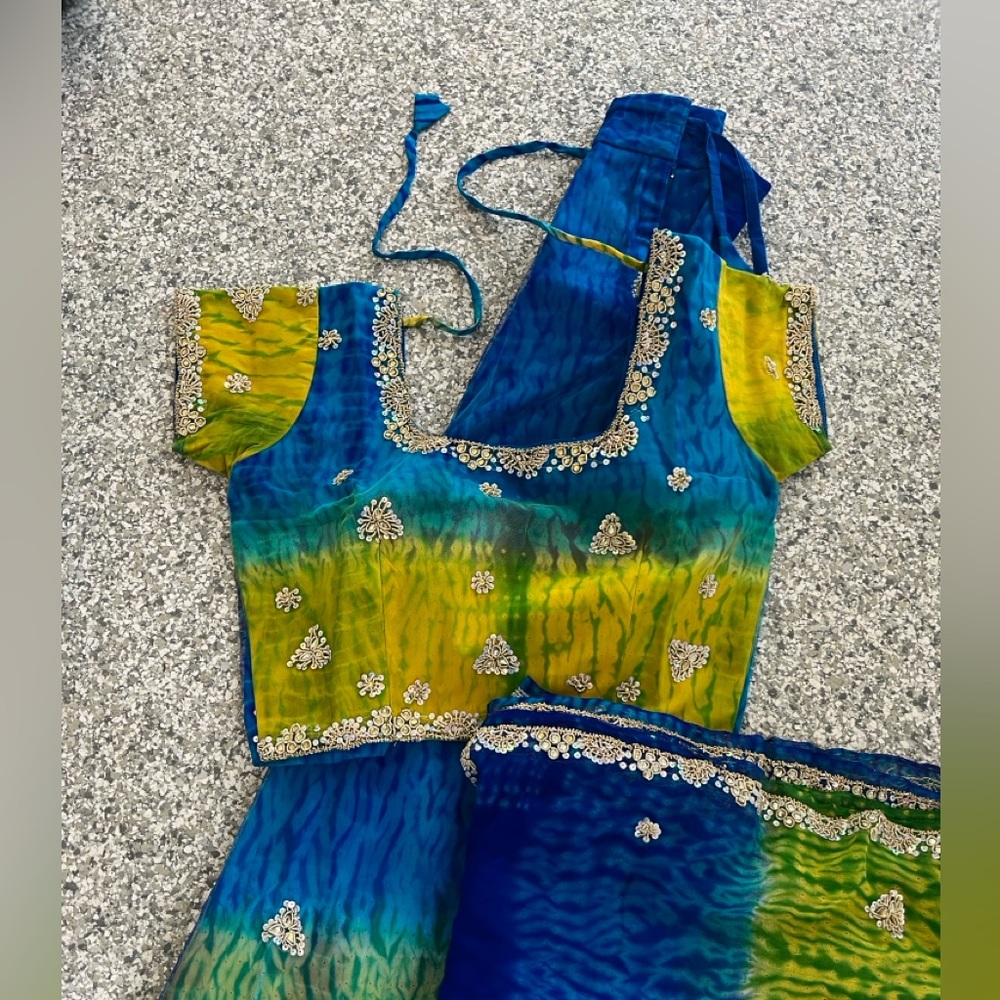 Vibrant Indian 3 piece choli set. Skirt, blouse & dupatta. - Picture 2 of 7